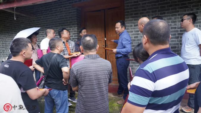 王老师带领学生走地理